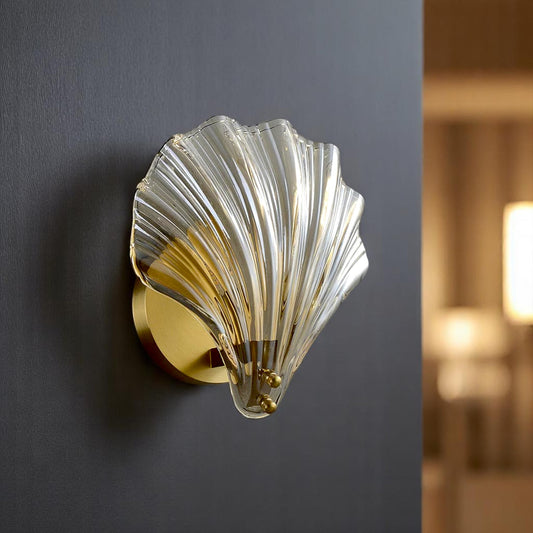 Amber Shell Glass Wall Sconce – Nature-Inspired Brass Light Fixture for Bathrooms, Bedrooms & Modern Interiors