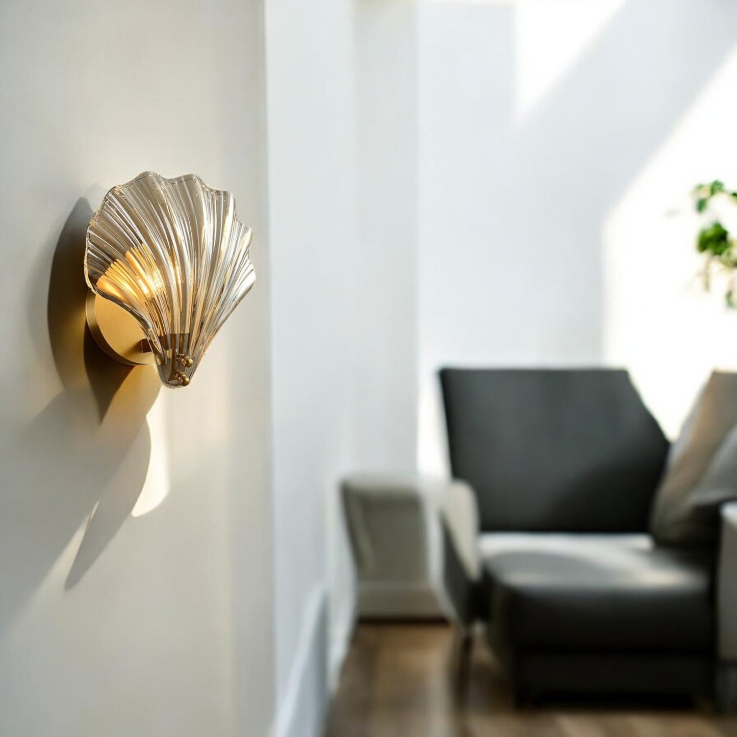 Amber Shell Glass Wall Sconce – Nature-Inspired Brass Light Fixture for Bathrooms, Bedrooms & Modern Interiors