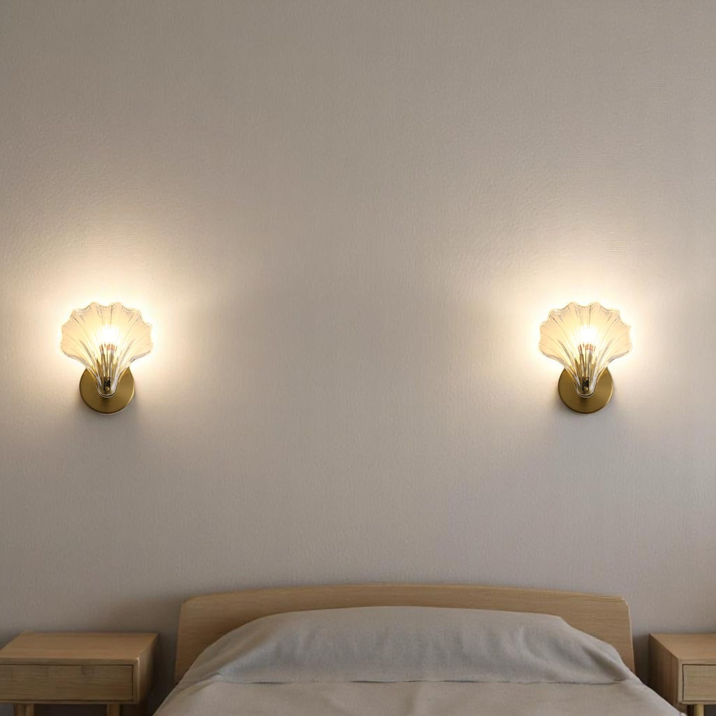 Amber Shell Glass Wall Sconce – Nature-Inspired Brass Light Fixture for Bathrooms, Bedrooms & Modern Interiors