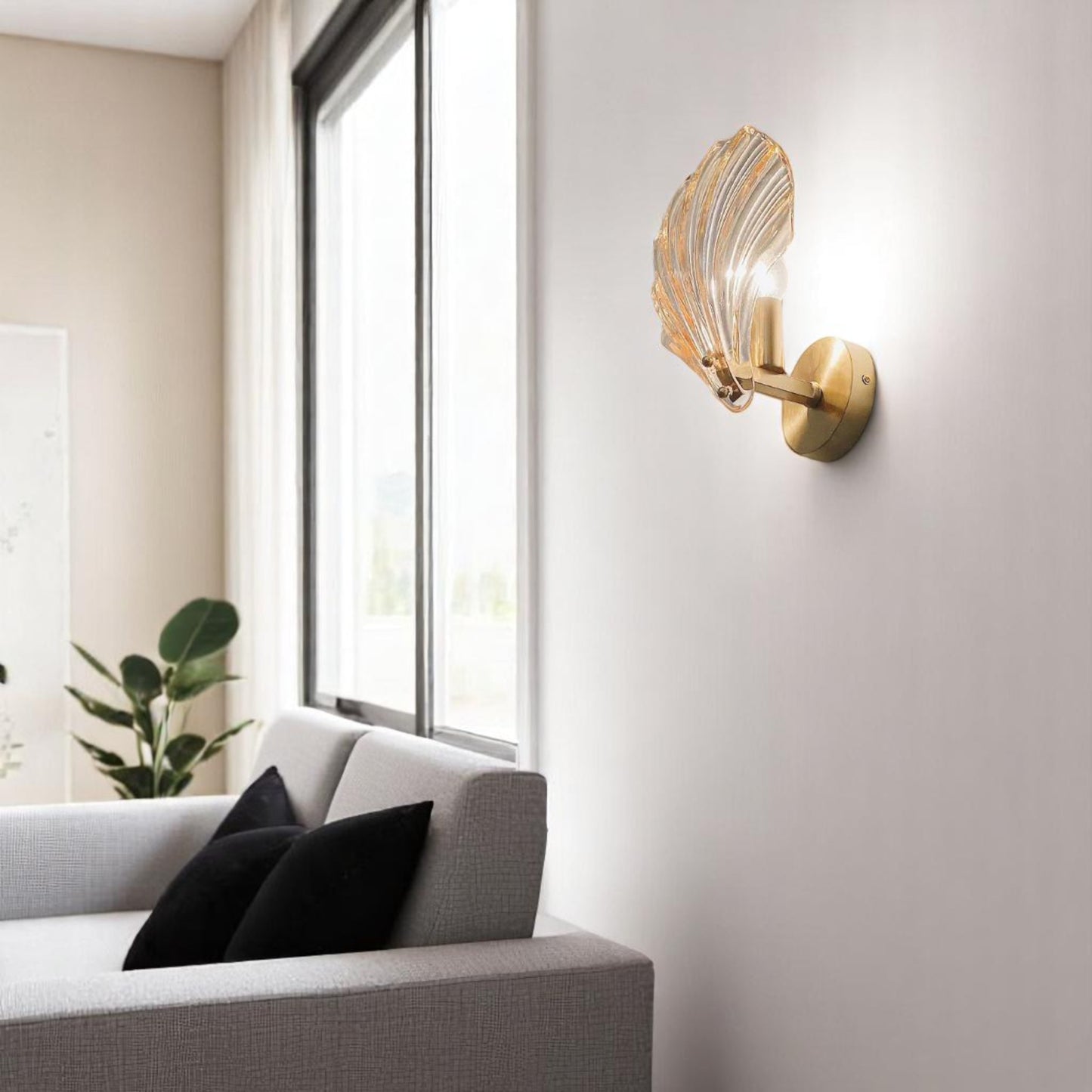 Amber Shell Glass Wall Sconce – Nature-Inspired Brass Light Fixture for Bathrooms, Bedrooms & Modern Interiors