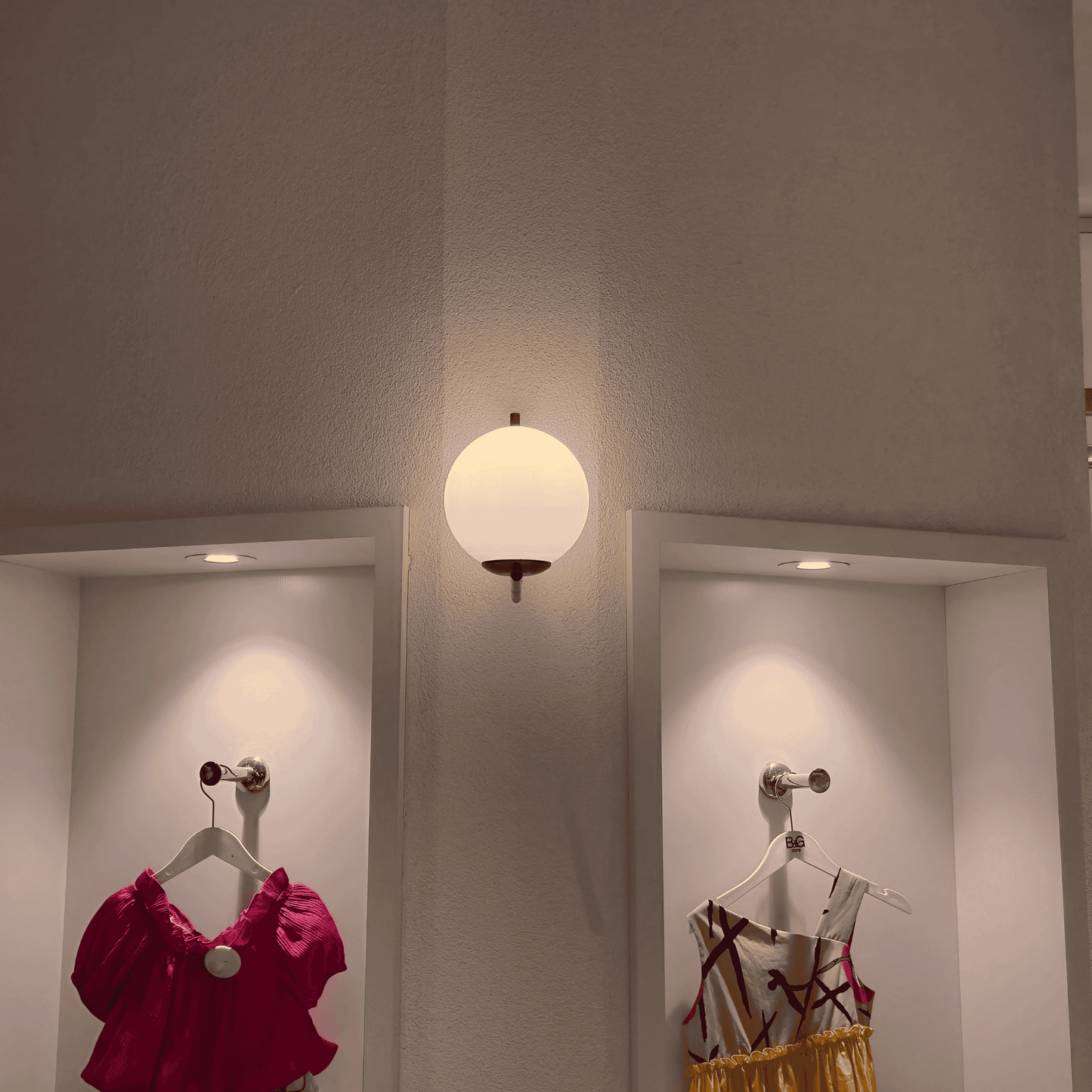 Brass Bathroom Wall Sconce with Frosted Globe – Modern Vanity Light, Minimalist Hardwired Fixture for Mirror or Sink Area