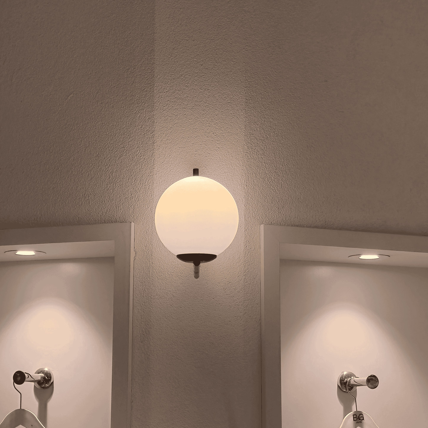 Brass Bathroom Wall Sconce with Frosted Globe – Modern Vanity Light, Minimalist Hardwired Fixture for Mirror or Sink Area