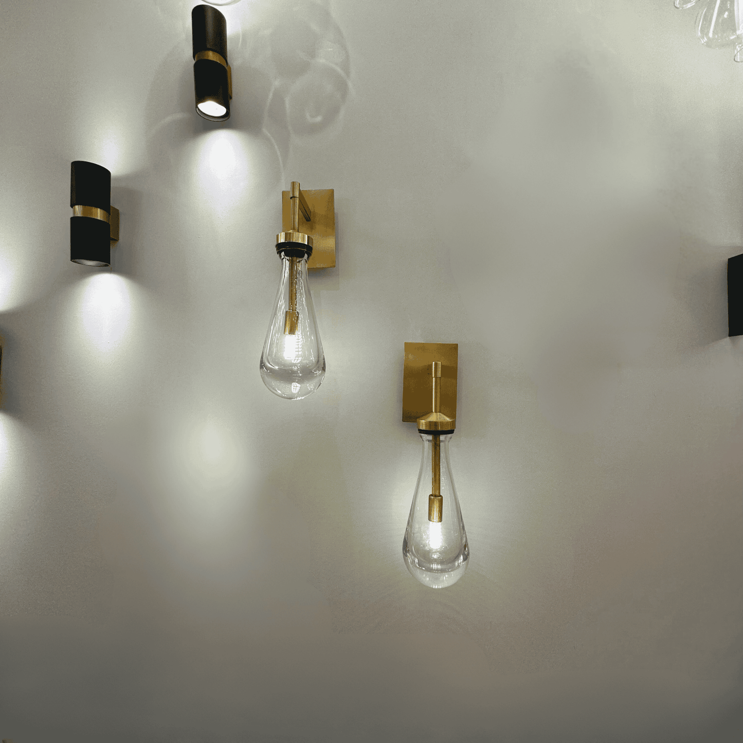 Raindrop Brass Wall Sconce ā Modern Teardrop Glass Light for Hallways, Bedrooms & Luxury Interiors