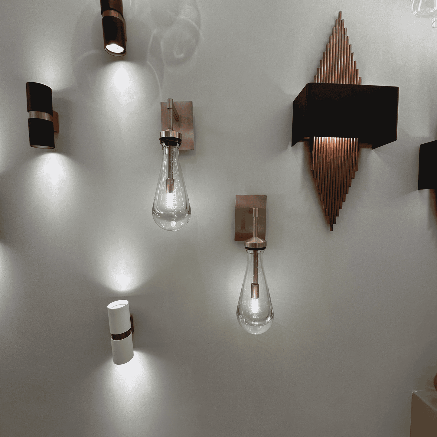 Raindrop Brass Wall Sconce ā Modern Teardrop Glass Light for Hallways, Bedrooms & Luxury Interiors
