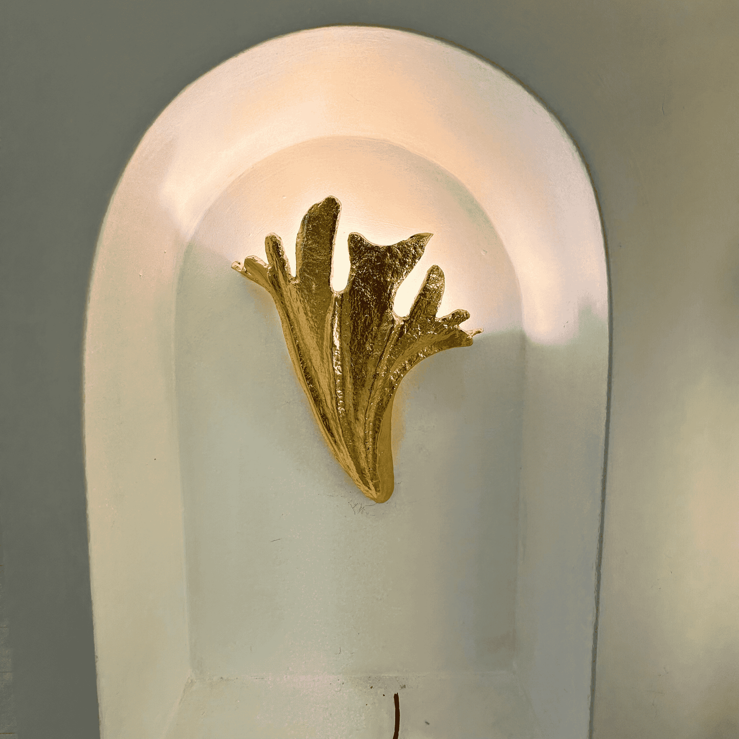 Gold Leaf Wall Sconce – Nature-Inspired Sculptural Light Fixture for Hallways, Living Spaces & Boutique Interiors