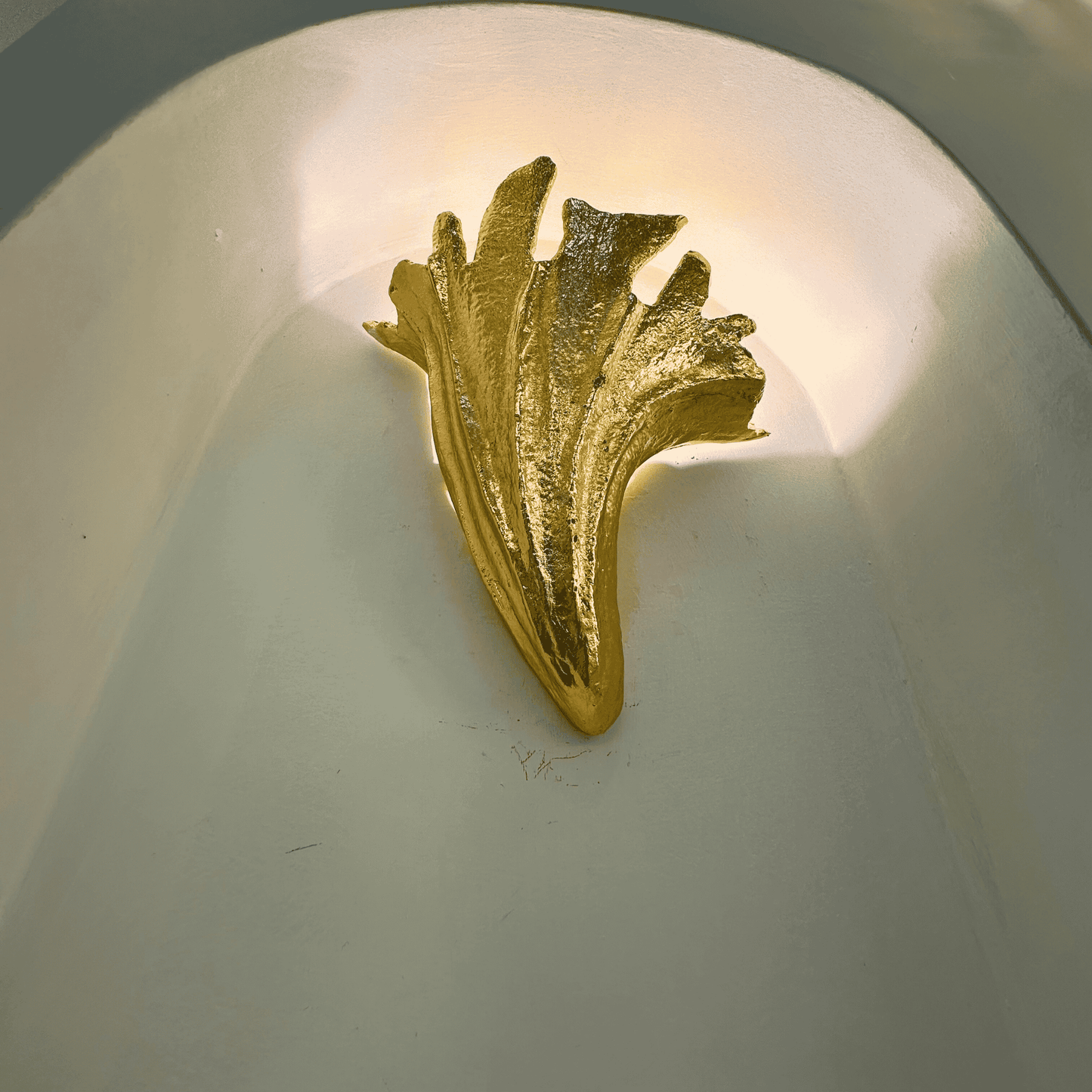Gold Leaf Wall Sconce – Nature-Inspired Sculptural Light Fixture for Hallways, Living Spaces & Boutique Interiors