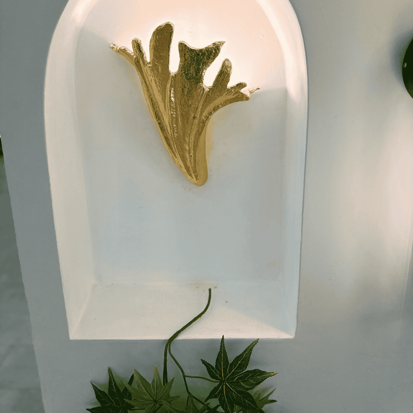 Gold Leaf Wall Sconce – Nature-Inspired Sculptural Light Fixture for Hallways, Living Spaces & Boutique Interiors