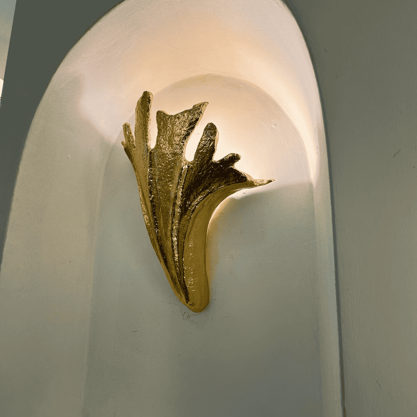 Gold Leaf Wall Sconce – Nature-Inspired Sculptural Light Fixture for Hallways, Living Spaces & Boutique Interiors
