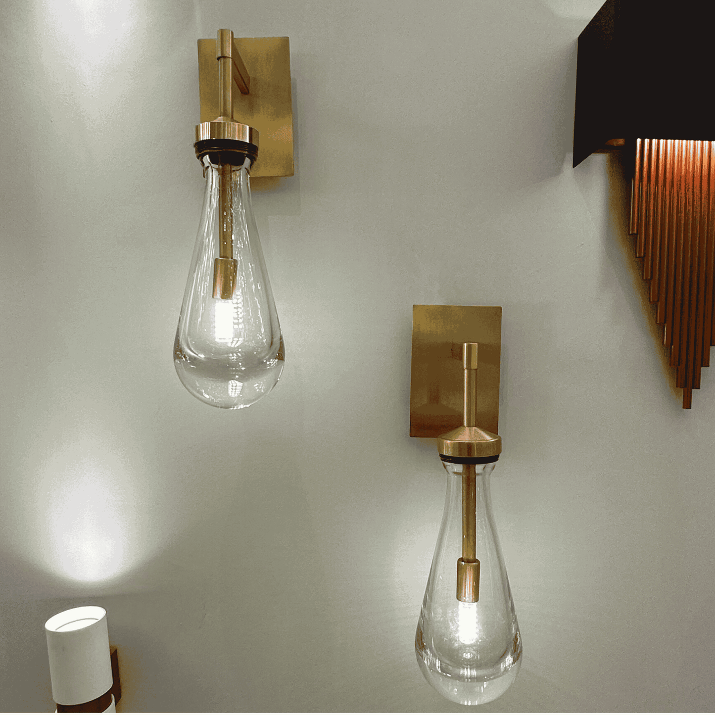 Raindrop Brass Wall Sconce ā Modern Teardrop Glass Light for Hallways, Bedrooms & Luxury Interiors