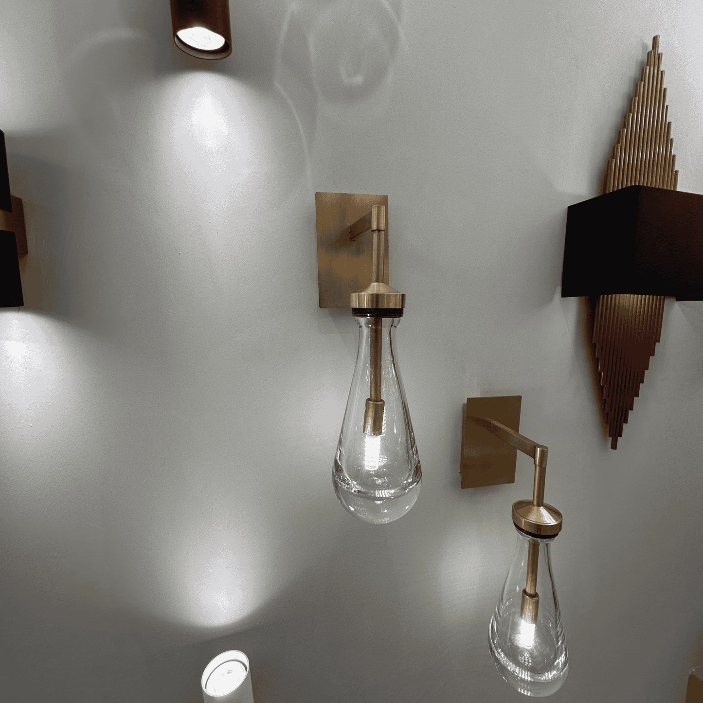 Raindrop Brass Wall Sconce ā Modern Teardrop Glass Light for Hallways, Bedrooms & Luxury Interiors
