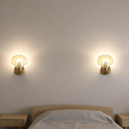 Amber Shell Glass Wall Sconce – Nature-Inspired Brass Light Fixture for Bathrooms, Bedrooms & Modern Interiors